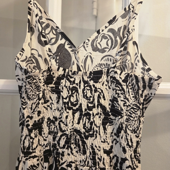 Elegant Black & Cream Floral Romper With Pockets - Picture 6 of 6